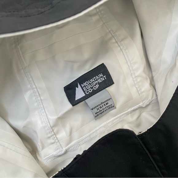 MEC Women’s Waterproof Black Outdoor Raincoat - Picture 7 of 8